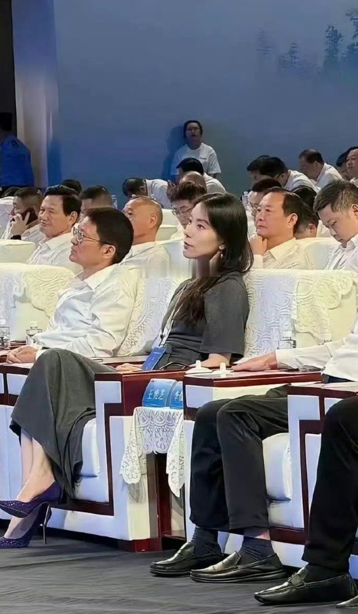 Appraiser008's tweet photo. 曾是央视双语女主播，如今众人只知她是蔚来老板娘。

外表气质出众，内里更是条理通透。深耕新闻多年练就大局观，婚后兼顾家庭与事业，打造女性访谈节目，车企低谷时也稳稳撑住后方。

美貌只是加分项，清醒沉稳的格局才是她真正的底气。 https://t.co/6sD5ZEMP5u