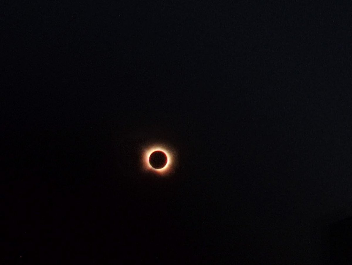 NolasCid's tweet photo. Ningunha foto é quen de transmitir a sensación máxica deste eclipse solar total
Ao final do camiño a pequeniña Lúa chegou a tapar o gran Sol, xusto no punto exacto para o seu encontro

Agosto 2026 en León
O mellor é que non é maxia, é ciencia💖
#eclipsada
https://t.co/oMSn5flccE https://t.co/FbV1Sd3rAg