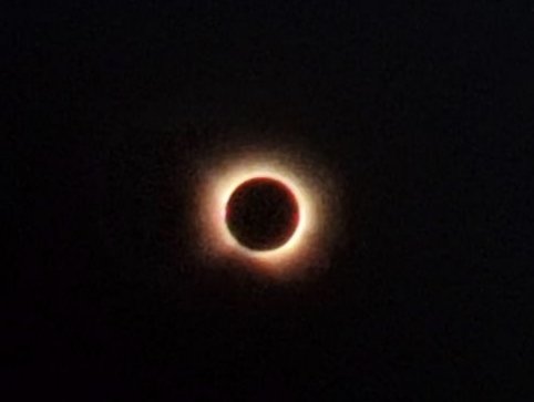 NolasCid's tweet photo. Ningunha foto é quen de transmitir a sensación máxica deste eclipse solar total
Ao final do camiño a pequeniña Lúa chegou a tapar o gran Sol, xusto no punto exacto para o seu encontro

Agosto 2026 en León
O mellor é que non é maxia, é ciencia💖
#eclipsada
https://t.co/oMSn5flccE https://t.co/FbV1Sd3rAg