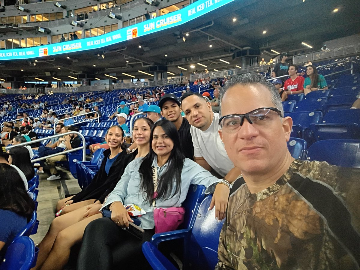 CorzoBoanerge's tweet photo. Let's go marlins https://t.co/ZF5l8y46lg