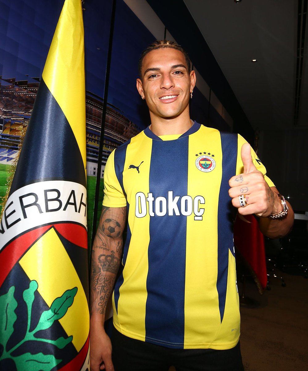 newscolina's tweet photo. Diego Carlos já deu o aval para as bases salariais oferecidas pelo Vasco e quer se transferir para o Cruzmaltino.

O zagueiro agora precisa se desvincular do Fenerbahçe. Há interesse de ambas as partes em uma liberação, mas a postura de Diego Carlos não agrada internamente no clube turco e gera alguns ruídos na situação.

Recentemente, o zagueiro fez uma publicação descansando em um hotel no mesmo dia em que o Fenerbahçe disputava uma partida classificatória da Champions League. A imprensa turca entende que o jogador está usando as redes sociais para forçar uma saída.

O Vasco acompanha a situação, mas, neste momento, a postura é de que a contratação só acontecerá caso o brasileiro consiga rescindir o contrato e chegue sem custos. A diretoria coloca o defensor como um dos grandes alvos para a zaga, mas não vê vantagens em investir um valor considerável por um atleta de 33 anos e com histórico recente de lesões.

📰 @joaoguerrac — @sergiostn_