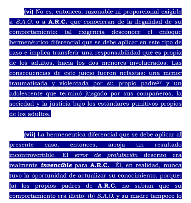 Ronaldsanabria1's tweet photo. SI DESCONOCÍA QUE TENÍA MENOS DE CATORCE AÑOS, NO COMETE DELITO POR TENER RELACIONES SEXUALES CON MENOR DE EDAD

Consulte el análisis: https://t.co/QwkDBgjI3r

La Corte Suprema de Justicia estudió el caso de un adolescente acusado del delito de acceso carnal abusivo con menor de catorce años. El joven, que tenía entre quince y dieciséis años, sostuvo relaciones sexuales con una compañera de colegio de doce años. Aunque ambos mantenían una relación afectiva, la ley colombiana considera que una persona menor de catorce años no tiene capacidad jurídica para consentir válidamente este tipo de actos.

En el proceso no se discutió que la conducta hubiera ocurrido ni que, objetivamente, correspondiera al delito. La cuestión que debía resolver la Corte era diferente: determinar si el adolescente sabía que su comportamiento estaba prohibido penalmente y, si no lo sabía, establecer si tenía una posibilidad real y razonable de conocer esa prohibición.

Las pruebas demostraron que ninguno de los dos adolescentes sabía que sostener relaciones sexuales cuando uno de ellos era menor de catorce años constituía un delito. También se estableció que el joven no había recibido información sobre este asunto por parte de su familia o del colegio. La educación sexual que había recibido se concentraba en el cuidado del cuerpo y en la prevención de riesgos, pero no explicaba las consecuencias jurídicas que podían derivarse de esas conductas.

La Corte consideró que la responsabilidad de un adolescente no puede evaluarse con los mismos criterios aplicables a una persona adulta. Para saber si podía superar su desconocimiento, era necesario tener en cuenta su edad, madurez, educación y contexto familiar y escolar. Por eso, circunstancias como tener acceso a redes sociales, cursar estudios secundarios o conocer los riesgos de un embarazo no demostraban que también pudiera comprender que su conducta constituía un delito.

La Sala tampoco aceptó que el carácter reservado de los encuentros probara que el adolescente conocía la prohibición penal. Ocultar una conducta por temor al reproche de la familia o de la sociedad no significa necesariamente saber que esa conducta está castigada por la ley.

En consecuencia, la Corte concluyó que el joven actuó bajo un error de prohibición invencible. Esta expresión significa que desconocía que su comportamiento era delictivo y que, dadas sus circunstancias personales y educativas, no tenía una posibilidad razonable de superar ese desconocimiento. Por esta razón, revocó la condena y confirmó su absolución.

La decisión no significa que la conducta estuviera permitida ni que el consentimiento de la menor de catorce años fuera jurídicamente válido. La Corte reconoció que el delito se configuró objetivamente, pero determinó que no era posible declarar responsable al adolescente porque no podía exigírsele que conociera una prohibición sobre la cual nunca había recibido orientación.

La principal enseñanza de la sentencia es que, cuando se juzga a un adolescente, debe analizarse su responsabilidad de manera individual y teniendo en cuenta su contexto. Esto no implica que todo menor de edad pueda alegar desconocimiento de la ley para ser absuelto. En cada caso deberá demostrarse si realmente ignoraba la prohibición y si contaba o no con posibilidades razonables de conocerla.