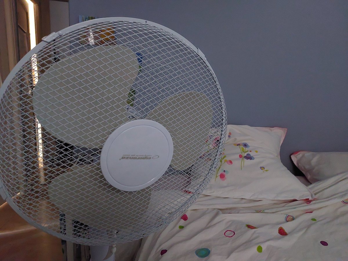 le_Parisien's tweet photo. 🔴 Elle s’endort avec son ventilateur allumé: l’appareil prend feu et détruit une partie de sa maison
➡️ https://t.co/touPjTiElz https://t.co/pMuZQJu3Yc