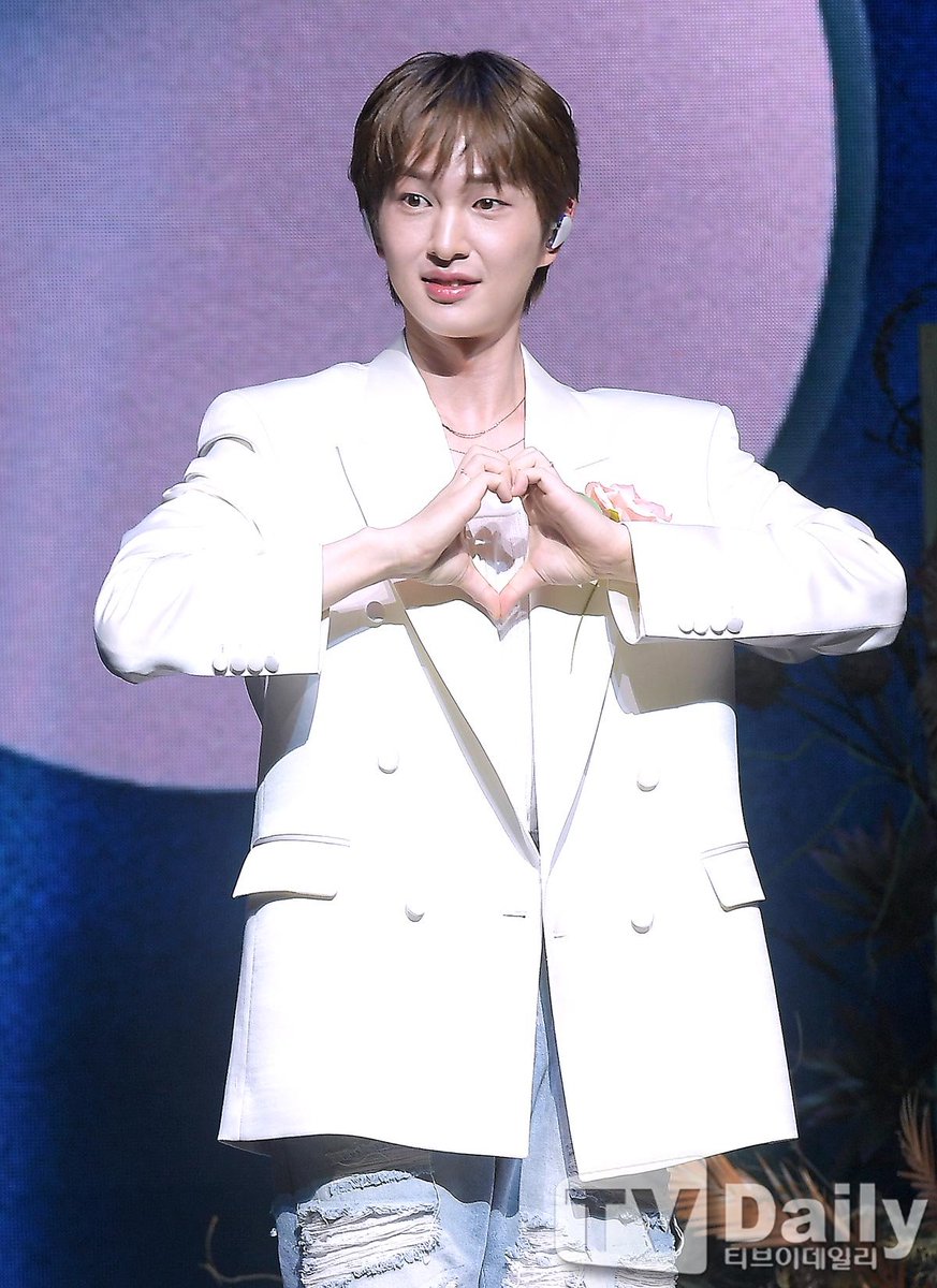 KoreanUpdates's tweet photo. Following report of #SHINee #Onew receiving unlicensed medical treatment from 'injection Auntie', Griffin states that Onew had indeed visited a clinic in the past and received treatment for skincare purposes. At that time, Onew perceived the one who treated him to be a medical professional, and nothing led him to doubt the practice.

Onew had underwent one round police investigation back in May & the process is ongoing. Griffin shares that Onew faithfully cooperated with the authorities, and asks to refrain from making any speculations

https://t.co/2F2KE7M3iH #KoreanUpdates RZ