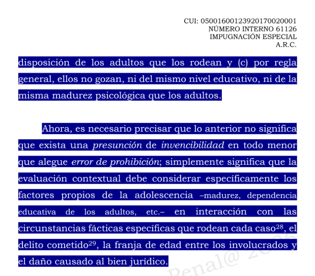 Ronaldsanabria1's tweet photo. SI DESCONOCÍA QUE TENÍA MENOS DE CATORCE AÑOS, NO COMETE DELITO POR TENER RELACIONES SEXUALES CON MENOR DE EDAD

Consulte el análisis: https://t.co/QwkDBgjI3r

La Corte Suprema de Justicia estudió el caso de un adolescente acusado del delito de acceso carnal abusivo con menor de catorce años. El joven, que tenía entre quince y dieciséis años, sostuvo relaciones sexuales con una compañera de colegio de doce años. Aunque ambos mantenían una relación afectiva, la ley colombiana considera que una persona menor de catorce años no tiene capacidad jurídica para consentir válidamente este tipo de actos.

En el proceso no se discutió que la conducta hubiera ocurrido ni que, objetivamente, correspondiera al delito. La cuestión que debía resolver la Corte era diferente: determinar si el adolescente sabía que su comportamiento estaba prohibido penalmente y, si no lo sabía, establecer si tenía una posibilidad real y razonable de conocer esa prohibición.

Las pruebas demostraron que ninguno de los dos adolescentes sabía que sostener relaciones sexuales cuando uno de ellos era menor de catorce años constituía un delito. También se estableció que el joven no había recibido información sobre este asunto por parte de su familia o del colegio. La educación sexual que había recibido se concentraba en el cuidado del cuerpo y en la prevención de riesgos, pero no explicaba las consecuencias jurídicas que podían derivarse de esas conductas.

La Corte consideró que la responsabilidad de un adolescente no puede evaluarse con los mismos criterios aplicables a una persona adulta. Para saber si podía superar su desconocimiento, era necesario tener en cuenta su edad, madurez, educación y contexto familiar y escolar. Por eso, circunstancias como tener acceso a redes sociales, cursar estudios secundarios o conocer los riesgos de un embarazo no demostraban que también pudiera comprender que su conducta constituía un delito.

La Sala tampoco aceptó que el carácter reservado de los encuentros probara que el adolescente conocía la prohibición penal. Ocultar una conducta por temor al reproche de la familia o de la sociedad no significa necesariamente saber que esa conducta está castigada por la ley.

En consecuencia, la Corte concluyó que el joven actuó bajo un error de prohibición invencible. Esta expresión significa que desconocía que su comportamiento era delictivo y que, dadas sus circunstancias personales y educativas, no tenía una posibilidad razonable de superar ese desconocimiento. Por esta razón, revocó la condena y confirmó su absolución.

La decisión no significa que la conducta estuviera permitida ni que el consentimiento de la menor de catorce años fuera jurídicamente válido. La Corte reconoció que el delito se configuró objetivamente, pero determinó que no era posible declarar responsable al adolescente porque no podía exigírsele que conociera una prohibición sobre la cual nunca había recibido orientación.

La principal enseñanza de la sentencia es que, cuando se juzga a un adolescente, debe analizarse su responsabilidad de manera individual y teniendo en cuenta su contexto. Esto no implica que todo menor de edad pueda alegar desconocimiento de la ley para ser absuelto. En cada caso deberá demostrarse si realmente ignoraba la prohibición y si contaba o no con posibilidades razonables de conocerla.