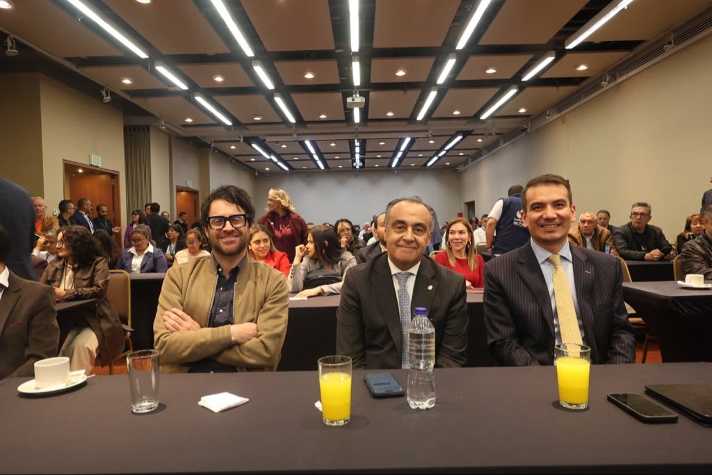 DefensoriaCol's tweet photo. Reconocimos la labor de nuestras investigadoras e investigadores judiciales, cuyo conocimiento técnico y especializado contribuye a garantizar el derecho fundamental a la defensa.

En los últimos dos años, más de 20.247 personas se han beneficiado de este trabajo, a través de 40.660 misiones de trabajo y 47.475 trámites atendidos. También hemos contribuido a la implementación de la Ley de Utilidad Pública, acompañando a 268 mujeres beneficiarias de este mecanismo.

El espacio contó con la participación de la @CorteSupremaJ y permitió abordar la investigación criminalística y forense con enfoque de género, así como el uso ético de la inteligencia artificial para fortalecer la defensa pública.