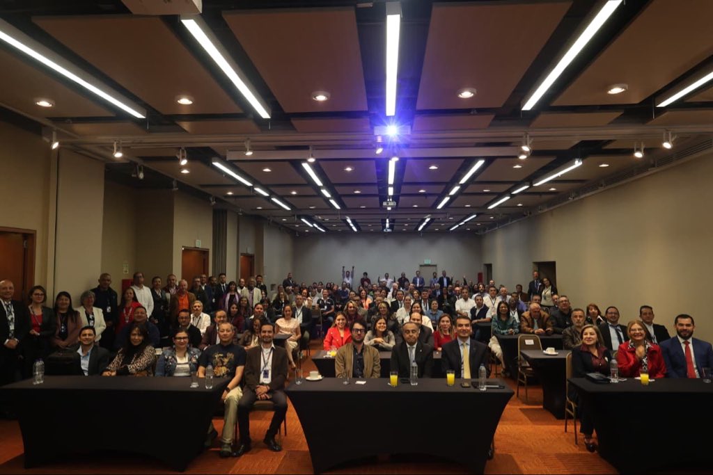 DefensoriaCol's tweet photo. Reconocimos la labor de nuestras investigadoras e investigadores judiciales, cuyo conocimiento técnico y especializado contribuye a garantizar el derecho fundamental a la defensa.

En los últimos dos años, más de 20.247 personas se han beneficiado de este trabajo, a través de 40.660 misiones de trabajo y 47.475 trámites atendidos. También hemos contribuido a la implementación de la Ley de Utilidad Pública, acompañando a 268 mujeres beneficiarias de este mecanismo.

El espacio contó con la participación de la @CorteSupremaJ y permitió abordar la investigación criminalística y forense con enfoque de género, así como el uso ético de la inteligencia artificial para fortalecer la defensa pública.