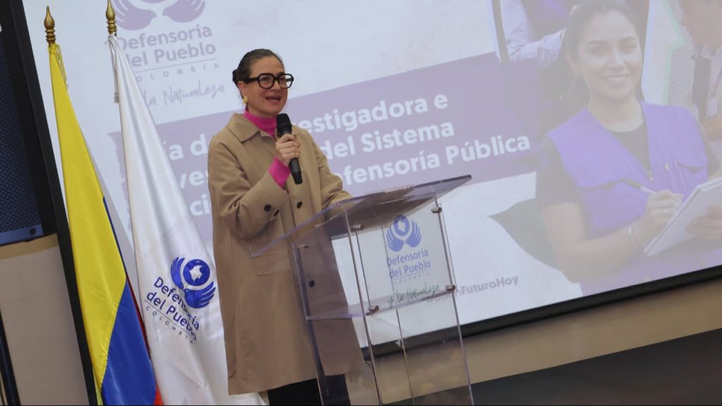 DefensoriaCol's tweet photo. Reconocimos la labor de nuestras investigadoras e investigadores judiciales, cuyo conocimiento técnico y especializado contribuye a garantizar el derecho fundamental a la defensa.

En los últimos dos años, más de 20.247 personas se han beneficiado de este trabajo, a través de 40.660 misiones de trabajo y 47.475 trámites atendidos. También hemos contribuido a la implementación de la Ley de Utilidad Pública, acompañando a 268 mujeres beneficiarias de este mecanismo.

El espacio contó con la participación de la @CorteSupremaJ y permitió abordar la investigación criminalística y forense con enfoque de género, así como el uso ético de la inteligencia artificial para fortalecer la defensa pública.