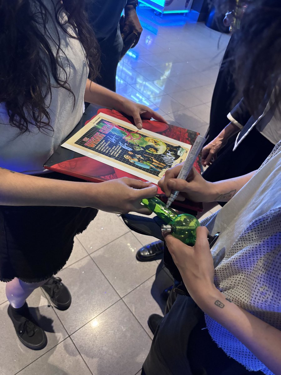 wronggirlsmovie's tweet photo. kinda chic getting your bong signed by kristen stewart and alia shawkat https://t.co/OMcdBQQP9C