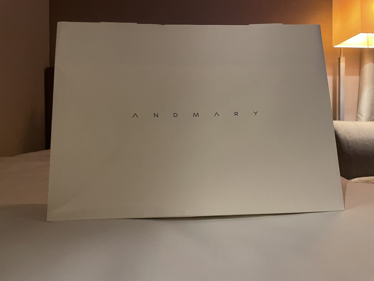 ne_mfz's tweet photo. 噂の(？)ドマリ買った。
可愛い店員と客しかいなくてびびったけど地味ガチババア頑張った。何だこのキラキラした空間……
ジーンズはSしか無いから辞めた。試着したらキツすぎて息とまりそうになった。ドマリだけに。やかましい。
ダーリッチより怖くなかった。紙袋有料じゃなかったし。 https://t.co/CkKCqgZ9ZO