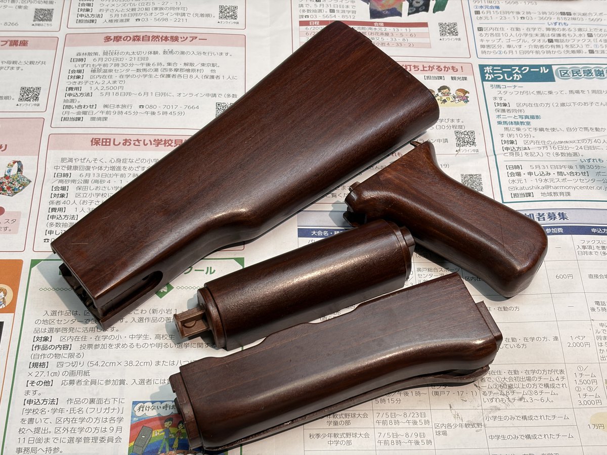 yousunics's tweet photo. ハム1126様
東京マルイ次世代AK47ベース
五六式自動歩槍カスタム
フェイクウッドパーツは五六式バヨネット溝加工など下処理完了後、表面を荒らしステインにて着色
色合いは実物のメープル系ではなく敢えて暗いウォールナット色をベースに傷んだ五六式をイメージ
ここからウレタン処理となります https://t.co/j9THjXUjS7
