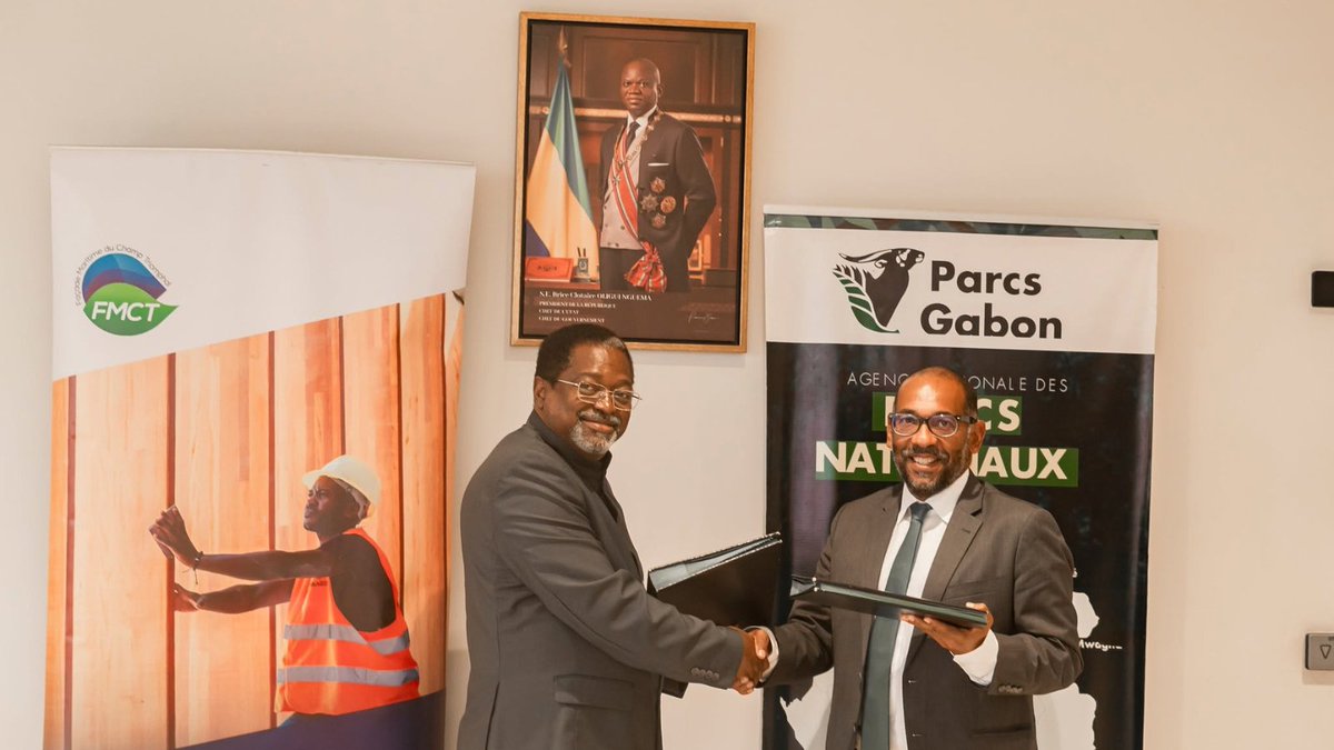 Parcs_Gabon's tweet photo. Le projet du Sentier de la Découverte du #BoisDesGeants est relancé !
@Parcs_Gabon et la #FMCT ont signé une convention pour accompagner son achèvement.
#ANPN #AFD #Gabon #Biodiversité https://t.co/2iDnPO9j18