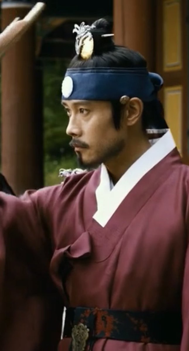 weskiepoo1998's tweet photo. from the film “Masquerade”.
celebrity poop is one thing,
but royalty poop is another.
Perhaps people worship the king/emperor’s waste? https://t.co/4WSfWDQbV2