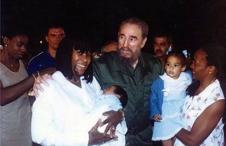 ACN_Cuba's tweet photo. ⭐💝🇨🇺 | Fidel, Ana Fidelia y un regalo especial

Si Teófilo Stevenson fue el amigo boxeador del Comandante, Ana Fidelia Quirós supo ganarse un lugar único en su admiración.

🥊🏃‍♀️Talento, entrega y corazón: así se forjan las leyendas del deporte cubano. 

#100AñosConFidel https://t.co/FRKST0RVyY