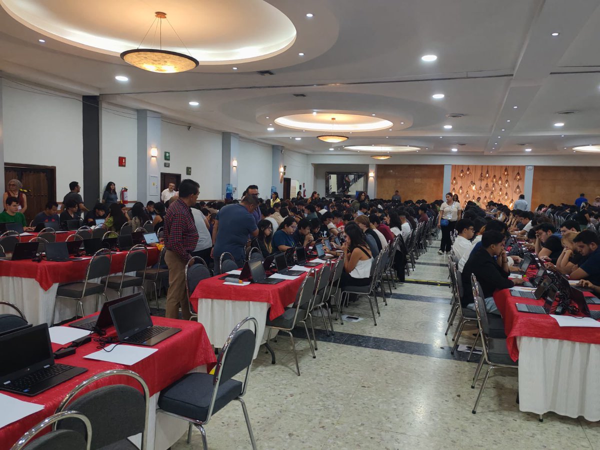 LauraToribio2's tweet photo. 🚨 #ÚLTIMAHORA | Así se vive el Examen de Control de la UNAM este día. Cientos de estudiantes concentrados frente a equipos  de cómputo en la primera sede de aplicación, en León📱💻 #UNAM #Educación https://t.co/W8eXKKScz3