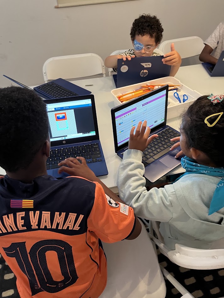 stemkidsnyc's tweet photo. 🚀🔬 Wednesday at the STEMXplorers Innovation Lab = a day of coding, building &amp; discovery!
💻 Kodable + MakeCode
💡 LED flashlights
🚤 Popsicle-stick paddleboats
🍃 Nature collages
🦠 Petri dish investigations
⚙️ Axles + simple machines and MORE!✨
#STEMEducation #STEMKids https://t.co/zPIt2tlObM