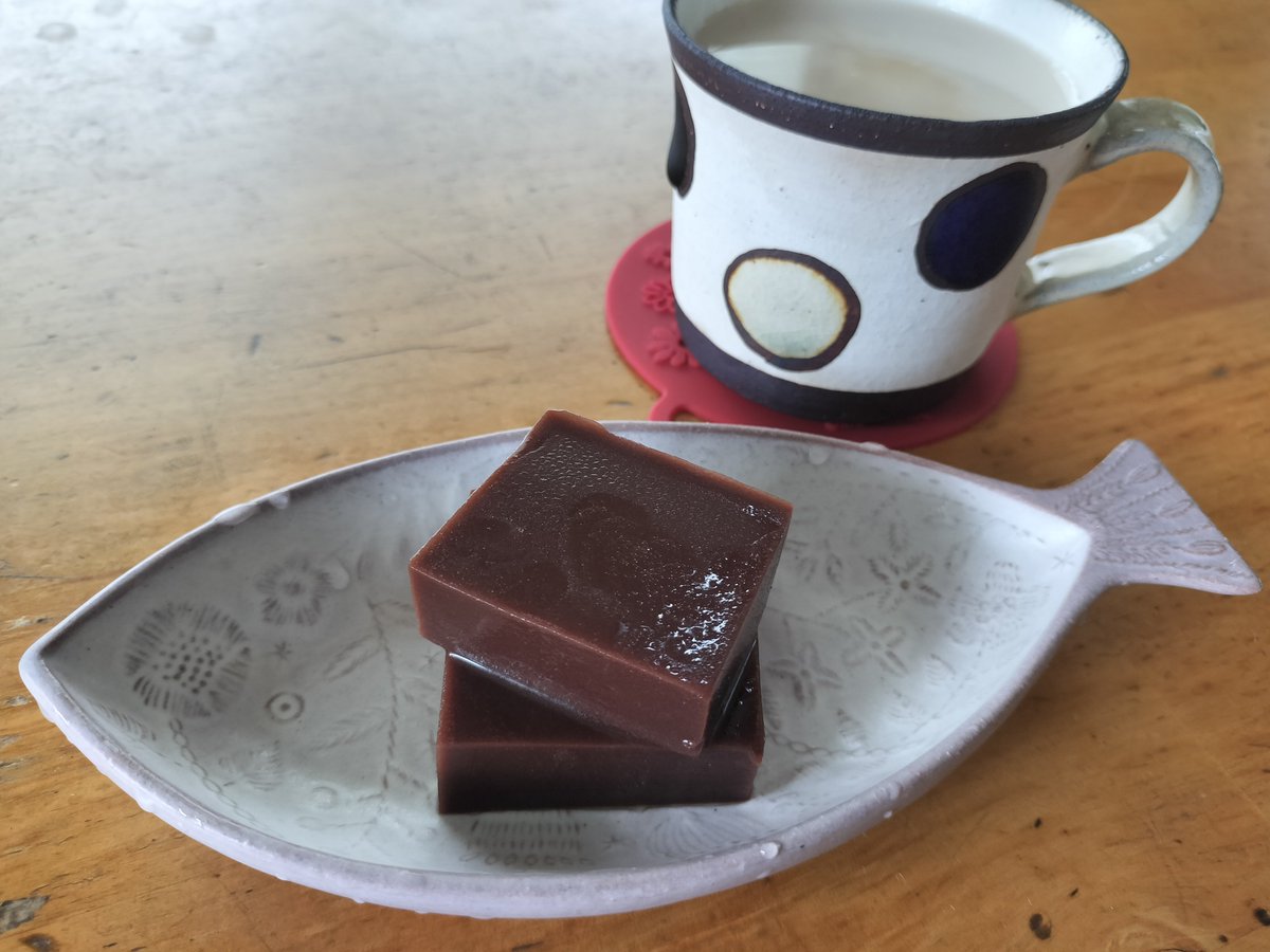 reinosuke's tweet photo. ショコラ水ようかん、美味しい。
ブラックの板チョコが溶け込んでいる。
なんかどこかで食べたような味。
とらやのひとくちようかんにチョコ味あったっけ？
とらやと比べるのもなんだけどさ… https://t.co/qMYVa5RN6x