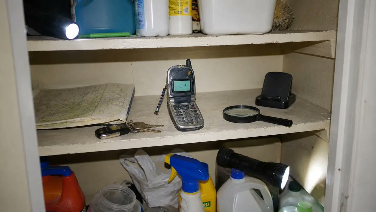 DumbPhoneGang's tweet photo. BREAKING:

Clacky has been missing for six hours.

Unfortunately, he has no GPS, Find My Phone, location history or internet connection.

Fortunately, he was exactly where we left him.

Charging was unnecessary. https://t.co/EtW4WTwr0u