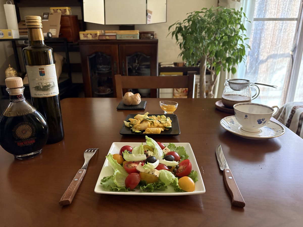 vaskyer's tweet photo. 遅めの朝食。
頂きます。 https://t.co/jzlPJYxr7c
