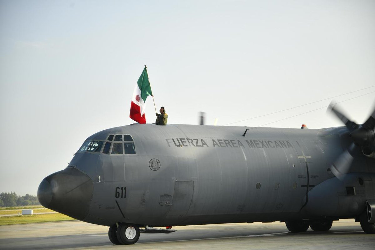 UNGRD's tweet photo. 🇲🇽🤝🇨🇴 Dos aviones de la Fuerza Aérea Mexicana llegaron con 854 despensas, equivalentes a 19,5 toneladas de ayuda alimentaria.

Cada kit contiene dos cajas con 22 kg de alimentos de fácil preparación, suficientes para apoyar durante una semana a una familia de cuatro personas.

Mañana se espera la llegada de dos aviones más con la misma carga de alimentos y medicamentos.