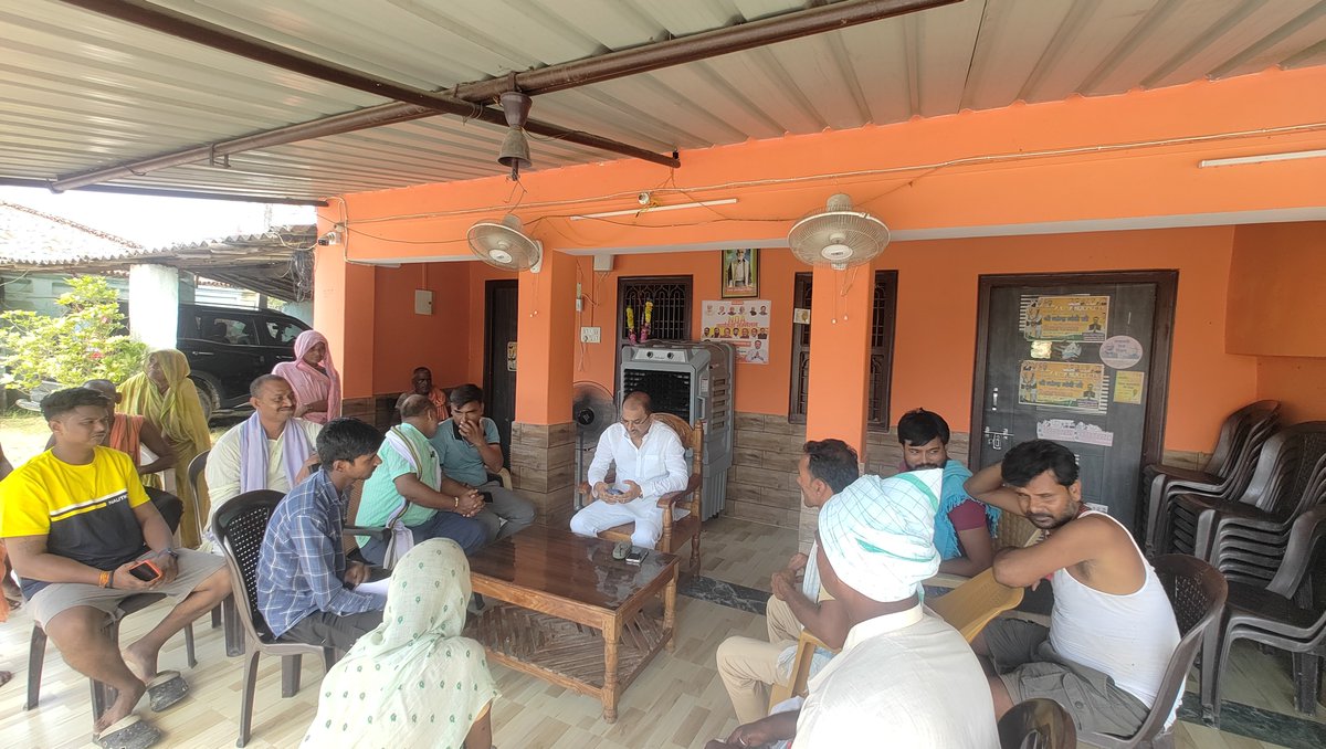 HelpFromSanjay's tweet photo. जनता का अधिकार, जनता का सम्मान 
जनता की सेवा ही हमारा प्रथम दायित्व है।।

आज पुनः अन्य दिनों की भांति अपने आवास पर भिन्न भिन्न पंचायतों से "जनता दर्शन" में आए हुए जनमानस की शिकायतें और समस्याएं सुनकर उनके त्वरित निराकरण हेतू कोशिश करते हुए।

#जनतादर्शन 
#जनताकोसरकार 
#जनताभलाई https://t.co/jTykSVvnbN