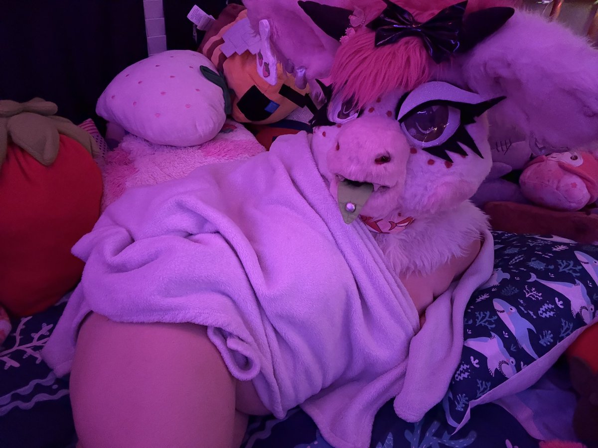 PinkPiercedCow's tweet photo. Pillow Princess 💖💋 https://t.co/64hpFdUF3Y
