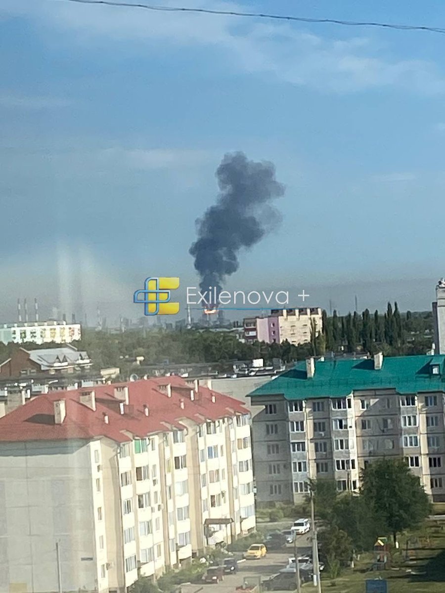 sternenko's tweet photo. Сили оборони уразили «Газпром нєфтєхім Салават» у Башкортостані. 

Це один із найбільших нафтопереробних комплексів РФ із потужністю 10 млн тонн сировини на рік. Він поєднує нафтопереробне, хімічне та газохімічне виробництва. 

Окупований Севастополь повністю знеструмлений після нічної атаки (2-3). 

Також під ударом опинився т. о. Маріуполь (4).