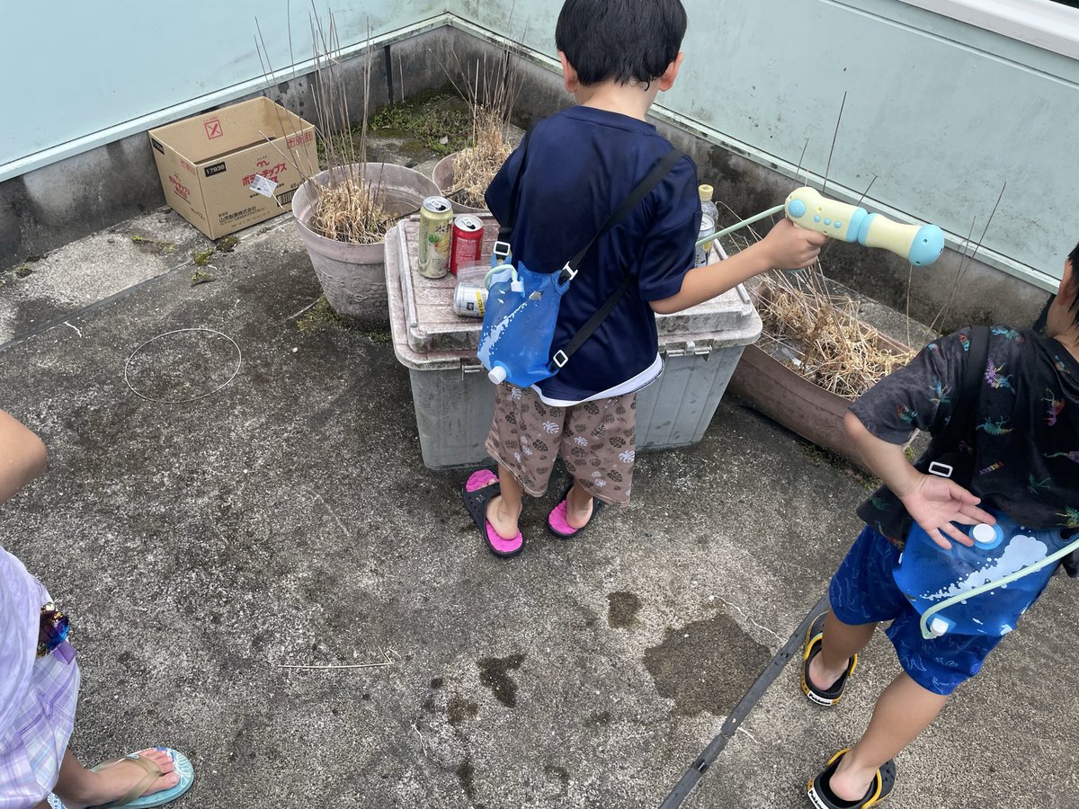 keymk0251's tweet photo. 水鉄砲の的になるオジサンの酒達(空き缶) https://t.co/Sp687mbP96