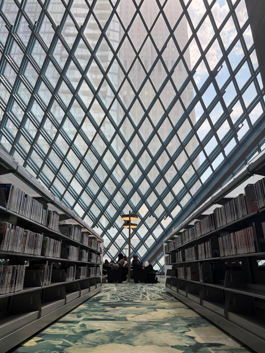 Cristinamadcot's tweet photo. The glass, diamond-shaped roof is truly amazing. The fountain outside and the cozy living room inside make the whole place feel so beautiful and inviting. It actually makes me want to sit down and read a book https://t.co/VQXOdkbjzq