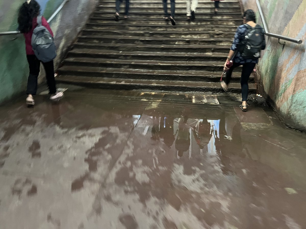 yadhukrishnan_'s tweet photo. Severe drainage overflow at the Platform 1 underpass, Turbhe Station, Navi Mumbai The path is unusable as hazardous drainage waste has spread across the walkway. Daily commuters, school children, and office-goers face grave health risk
 @RailMinIndia @RailMadad @AshwiniVaishnaw https://t.co/bWPsOd4csr