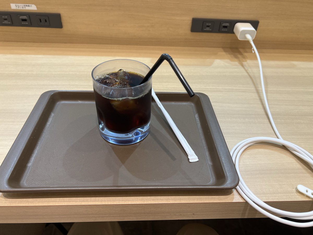 omo841's tweet photo. 野洲駅でiPhoneの電池切れたから草津駅まで戻って充電中
野洲駅で充電できる場所探したけどなかったので一旦草津駅まで戻り草津駅から撮影を再開
#カフェ
#充電
#草津駅 https://t.co/tWs1Ic8rB8