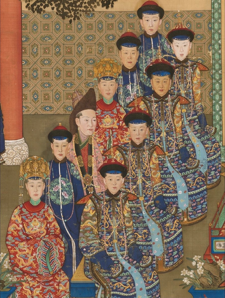henghengya99274's tweet photo. 清代《崇庆皇太后八旬万寿图》，作于1771年左右。画中描绘乾隆为母亲庆贺八十大寿的盛大场面，人物众多，各具民族服饰特征：旗人身着蓝色朝服、戴朝冠，汉人穿红色袍服、戴凤冠，蒙古族等民族也着本民族传统服饰。画面中，不同民族服饰泾渭分明，是了解清代宫廷“各从其族、以服辨族”的珍贵图像资料。 https://t.co/44EoIEf3NT