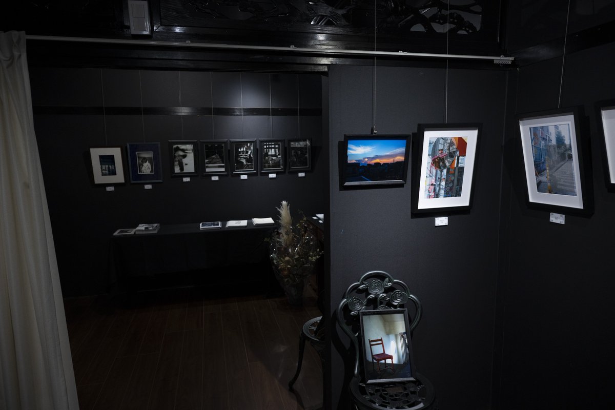 cafeBarmei's tweet photo. グループ写真展
【人の在、不在】
3日目！
5名の方に参加していただいております！
人がいるのといないのでは、切り取った景色がどう違うのか。それぞれの印象を楽しんでくださいませ😌
物販も本や写真がありますので沢山ご覧ください✨️✨️
15時～22時まで https://t.co/gR80UnvcZC