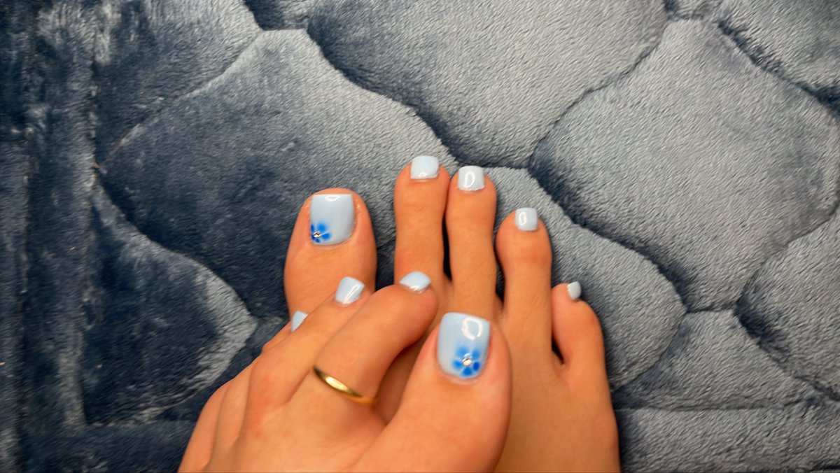 Cherry1eh's tweet photo. Want more? I’m new to feetonly and I’m looking for buyers 😉 shoot me a dm 😝 you can find me at:  sillytoes102 #feetonly #feet https://t.co/zygFnGAz95