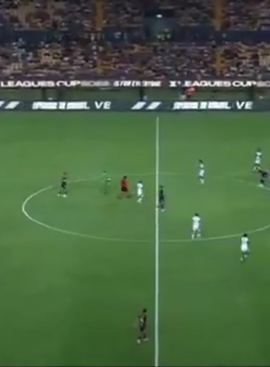 Elmiotuita's tweet photo. @laserdnahuel Perfectamente sabe que el arbitro esta a lado de él, desde que va  corriendo lo ve de frente y luego cuando ya sabe que se le va acercar lo ve de reojo y aplica la de Don pendejo de quiero sacar rapido, pero bueno los fanáticos siempre serán fanaticos, jamás verán la verdad. https://t.co/VlvCWQtTqD