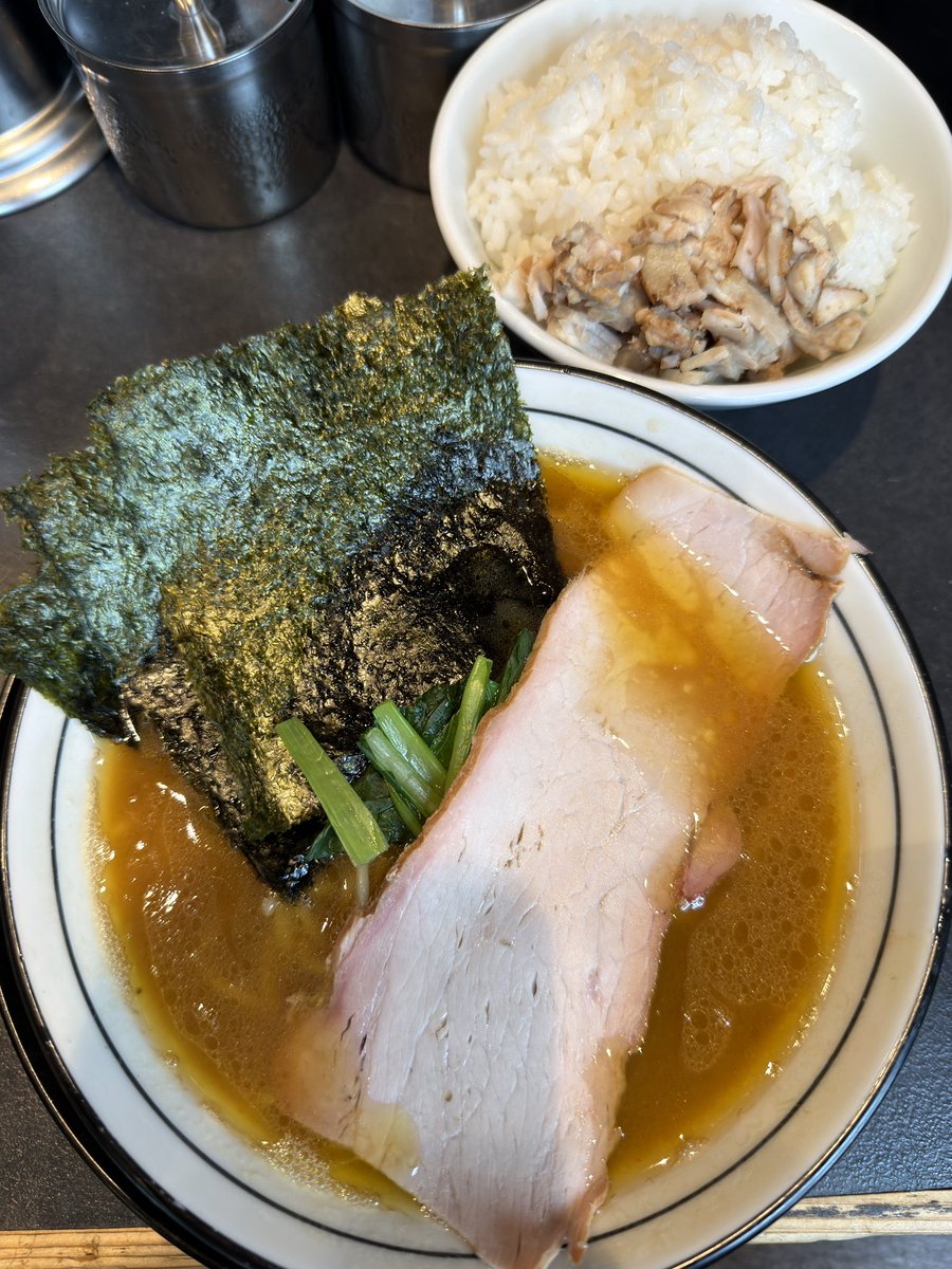 RMH_IEKEI's tweet photo. 飛粋@武蔵新田【2026年38杯目】

カタメオオメ🍜
今日は大ライスにコマチャのってて幸せ😋
ごちそうさまでした🙏 https://t.co/wf27lPRmhd