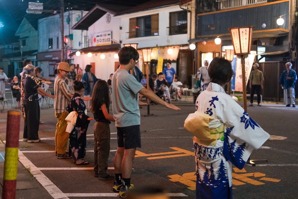 kiso_supporters's tweet photo. 日本一踊りやすい！？

＼本日最終日／ 
夏の木曽踊り🏮

明日の「木曽義仲旗挙げまつり」の前に、木曽踊り保存会のみなさんと一緒に木曽踊りを踊りませんか？

木曽義仲公の供養のため、鎧兜姿で木曽節に合わせて踊ったのが始まりともいわれる木曽踊り。

「最も簡単な踊りと、最も難しい唄」ともいわれる木曽節に合わせて、みんなで輪になって踊ります。

飛び入り参加も大歓迎🙌
木曽の夏の夜、一緒に踊りましょう！

#木曽町 #木曽踊り #木曽節 #木曽義仲