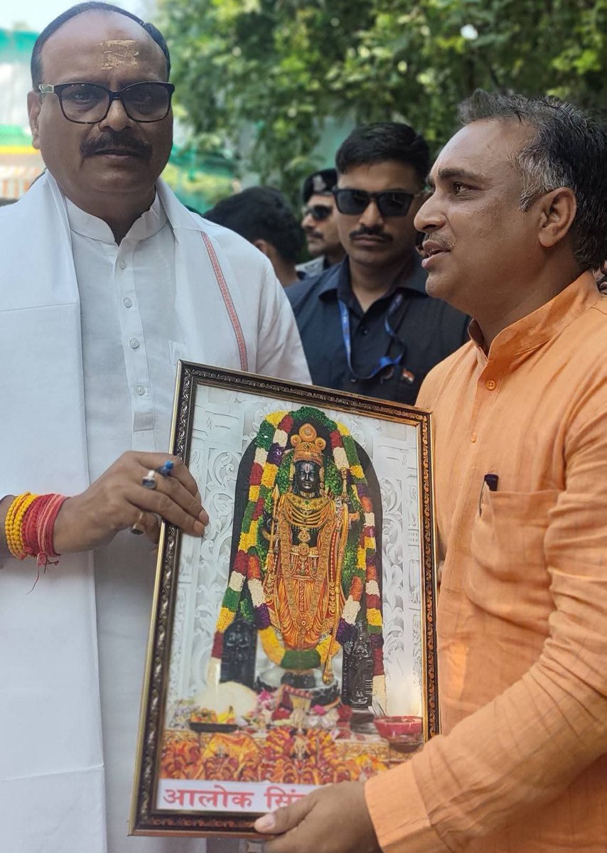 BindeshPandey11's tweet photo. उपमुख्यमंत्री आदरणीय  मा. श्री बृजेश पाठक जी से मिलकर सुजानगंज को नगर पंचायत बनाने का प्रस्ताव दिया; उन्होंने इसे संज्ञान में लेकर यथोचित कार्यवाई का सकारात्मक आश्वासन दिया।"
            
                                   🙏🌸🙏
                                 आलोक सिंह 
                           जिला पंचायत सदस्य 
                            सुजानगंज, जौनपुर।।
,@mpbrijeshpathak