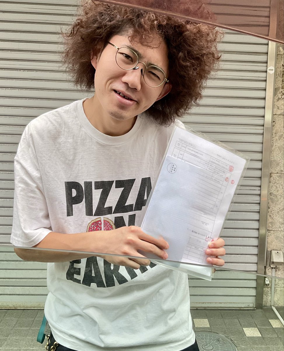 nscosaka46's tweet photo. 同期のルームシェアの仲介が終わり、鍵渡し。
これで何組目かな?
吉本の先輩、同期、後輩、社員さん
賃貸ならボランティアで仲介できますので、良かったら声かけて下さい
難波周辺や大阪市内などご相談下さい
#吉本若手芸人 #賃貸仲介無料 #NSC46期 #AdditionalTime
#賃貸ボランティア芸人 https://t.co/MvXTBk289o