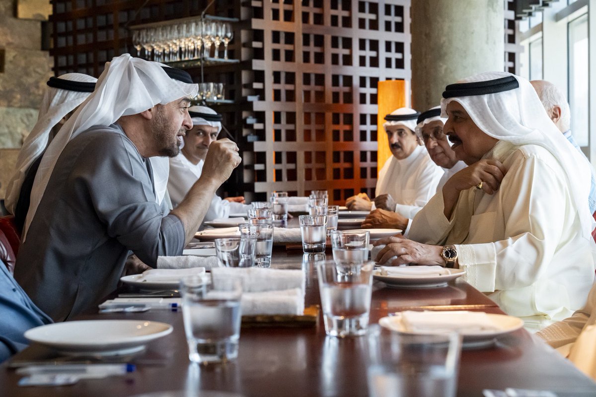 OMAlsaedi's tweet photo. لقاءُ قمةٍ يُجسّد عمق الروابط التاريخية والشراكة الأخوية الراسخة 🇦🇪🤝🇧🇭
صاحب السمو الشيخ محمد بن زايد آل نهيان، رئيس الدولة "حفظه الله"، يستقبل أخاه صاحب الجلالة الملك حمد بن عيسى آل خليفة، ملك مملكة البحرين الشقيقة.
بحثٌ متواصل لسبل تعزيز العلاقات الأخوية، وتنسيق الرؤى، وتطوير العمل الخليجي المشترك بما يخدم تطلعات الشعبين الشقيقين ويعزز أمن واستقرار المنطقة.