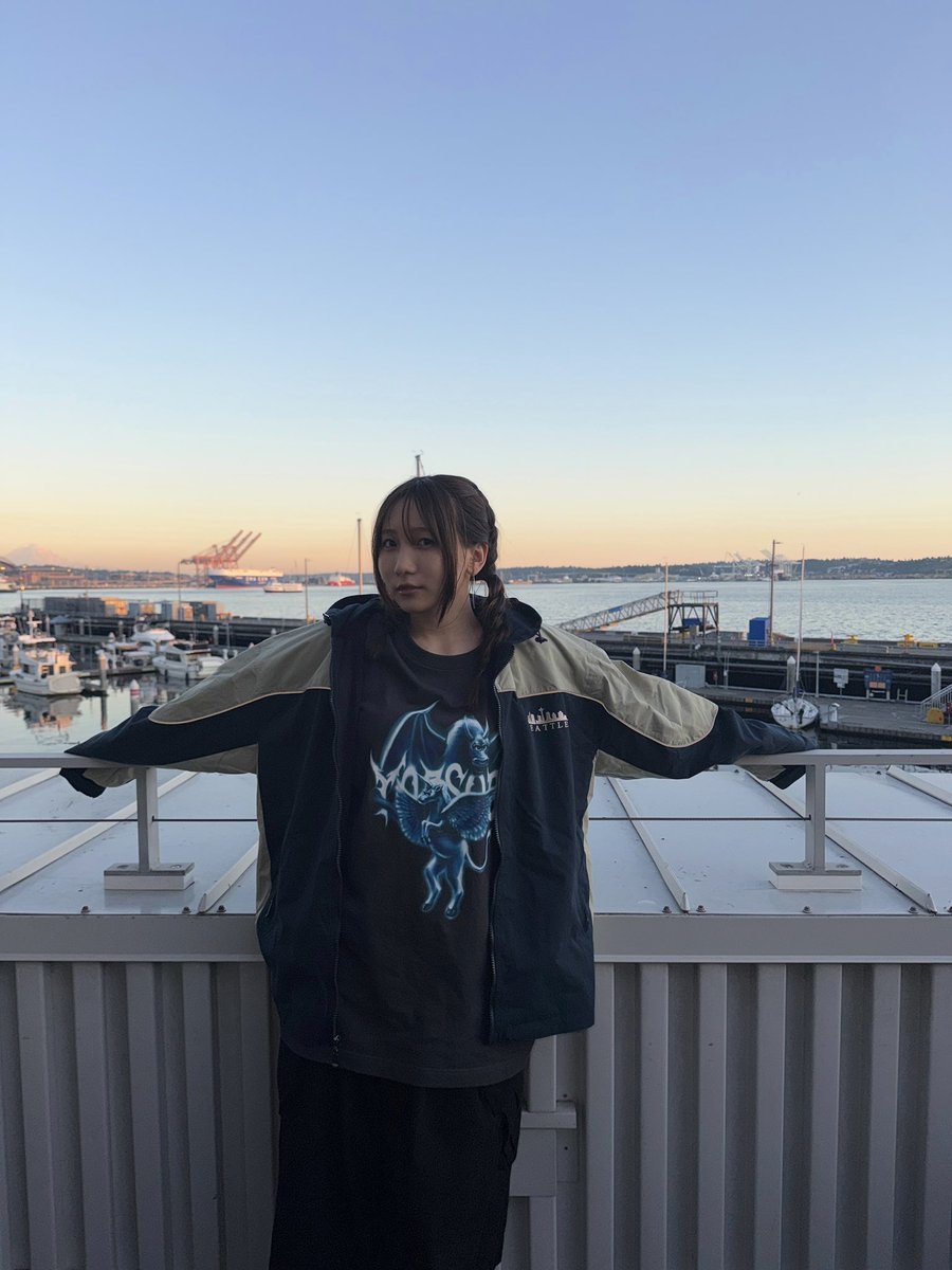 YOASOBI_staff's tweet photo. ‘YOASOBI UT’ spotted at UNIQLO in Seattle too 👀

ikura is out and about in Seattle 🎡 
wearing a T-shirt designed by Ryota Daimon. https://t.co/i6i00AB93r