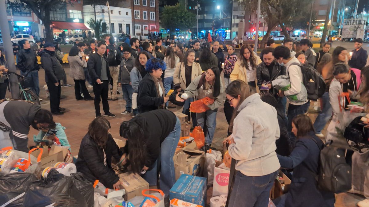 danitobongarcia's tweet photo. Hoy organizamos una velatón con tinto parveado  en el Parque de los Hippies para conectar, abrazarnos y recibir donaciones y ayudas para las personas más afectadas.

Qué lindo ofrecerle tinto a la gente, parva (panadería) y prender una velita.

Llenamos 3 carros con donaciones🙏 https://t.co/LhmlloOrSI