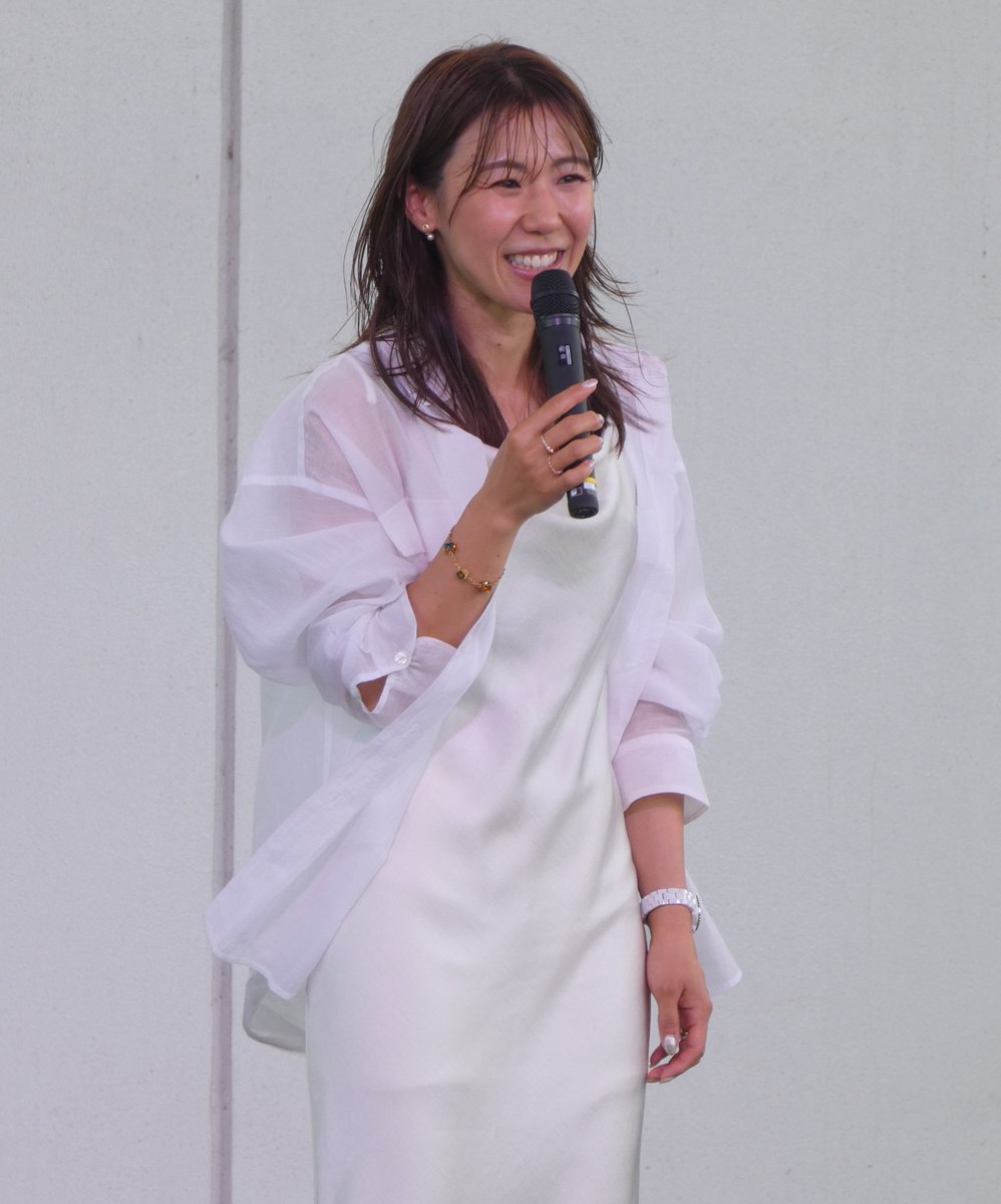 hochi_boatrace's tweet photo. ボートレース尼崎（１３日）
【第５４回オール兵庫王座決定戦】（５日目）

　６Ｒ発売中に、先のＰＧⅠ徳山レディースチャンピオンで激闘を繰り広げた #鎌倉涼 選手のトークショーが行われました。
　レデースチャンピオンのことを聞かれ、「（女子ＰＧⅠ４連覇のプレッシャーは）なくて、いつも通り行けたと思います。一走一走大事にって感じでしたね。１号艇で失敗したのが大きな敗因だなって、反省点だったので、次に生かしたいと思います」。
　同期（１００期）の川野芽唯選手が優勝したことには、「メイ（川野）ちゃんもすごい緊張していたので。私が逆に昨年優勝戦の時に支えてもらったので、支えられたかは分からないですけど、いつも通りで、って声かけしました」と思い出深く話してくれました。