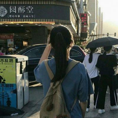 DeshiniSathish's tweet photo. 🎊 🍄 💐 🍁 Color pops on brick walls. https://t.co/Awo2VekTps