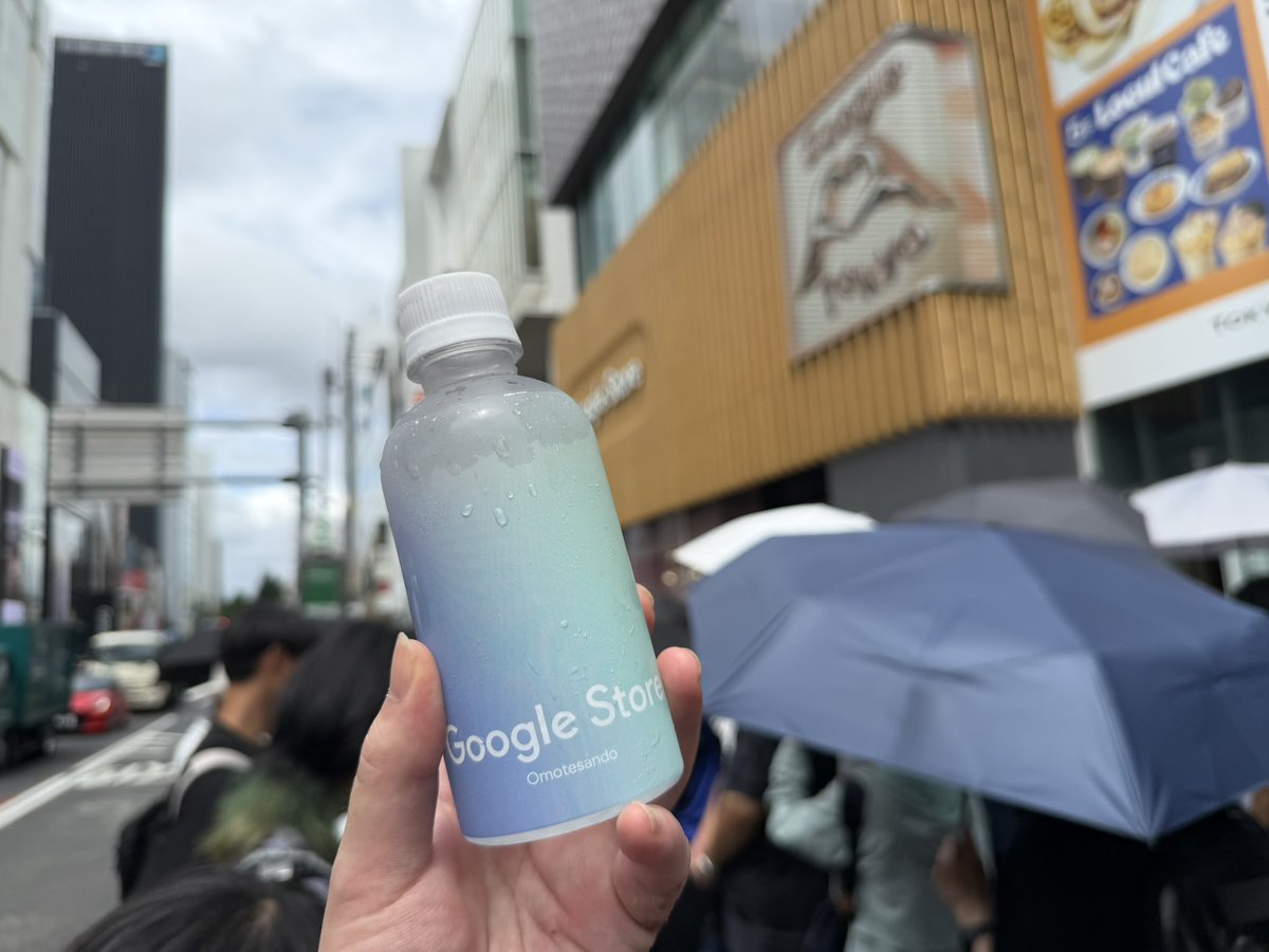 kaisertateii's tweet photo. Google Store 表参道
並んでる人へのGoogleロゴ入りオリジナルミネラルウォーターの配布が始まりました。
#googlestoreomotesando #googlestore #google #pixel11 https://t.co/g6nHq0iupF