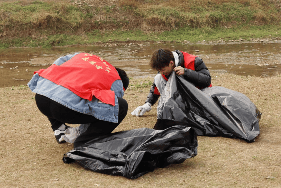 hhh07616455's tweet photo. [Join our campus volunteer club’s community clean-up this Saturday! We’ll gather at the school gate at 9 AM—bring gloves and a water bottle, and help spruce up the downtown park. Every little action counts! #CampusVolunteer #CommunityAction]， https://t.co/dHRX5uph31