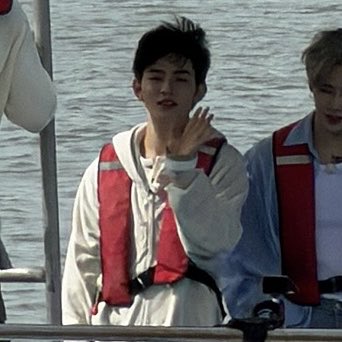 neoguriii_'s tweet photo. 사진 쓱쓱 보는데 장하오 이 카메라에도 인사한거 왜케 웃기지 엄청 꼬질하고 착한 강아지같음 … https://t.co/4rhiF1a9Z2
