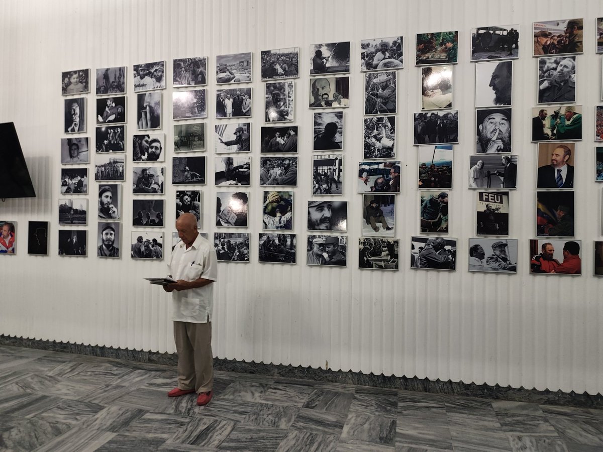 rlicea_mojena's tweet photo. Una noche de homenajes y celebraciones, recordando los #100AñosConFidel en la #IslaDeLaJuventud, que inició con una exposición fotográfica "Fidel Vive Entre Nosotros", con 100 momentos inolvidables y únicos, de nuestro Comandante en Jefe #SentirPinero https://t.co/RyDdOG7Uks