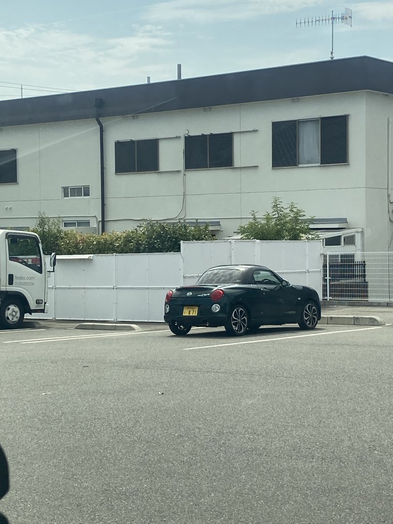 kaityou0125's tweet photo. 大型用の駐車場にめっちゃちっちゃい車止めてて笑う https://t.co/ppqcdaDoTB