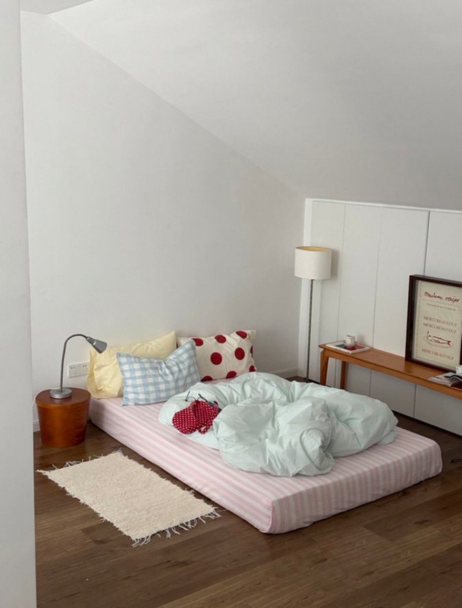 cornersandlight's tweet photo. That vintage Korean girl bedroom aesthetic for a chill summer vibe. https://t.co/vJEeEDrID8